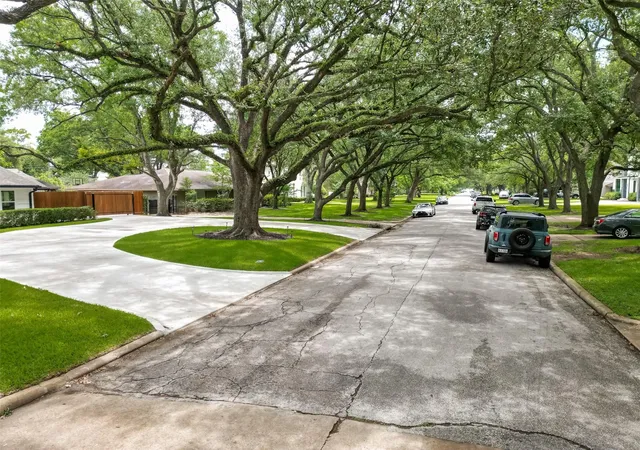 Photo 3 of Single family home for sale at 5422 Valerie St, Bellaire, TX 77401 | MLS# 81012529 | Listing updated on 2026-08-30
