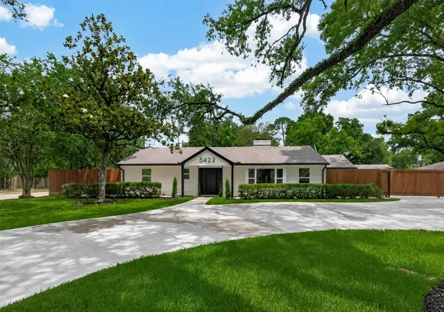 Photo 4 of Single family home for sale at 5422 Valerie St, Bellaire, TX 77401 | MLS# 81012529 | Listing updated on 2026-08-30
