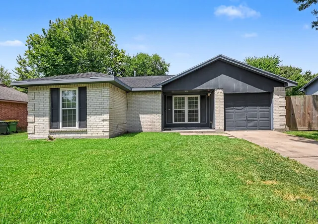 2nd image of 1010 E Belgravia Dr, Pearland, TX 77584 | MLS# 69699050