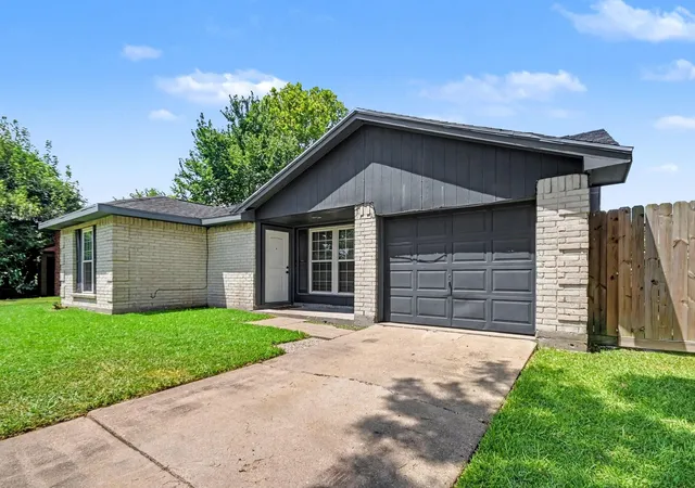 3rd image of 1010 E Belgravia Dr, Pearland, TX 77584 | MLS# 69699050