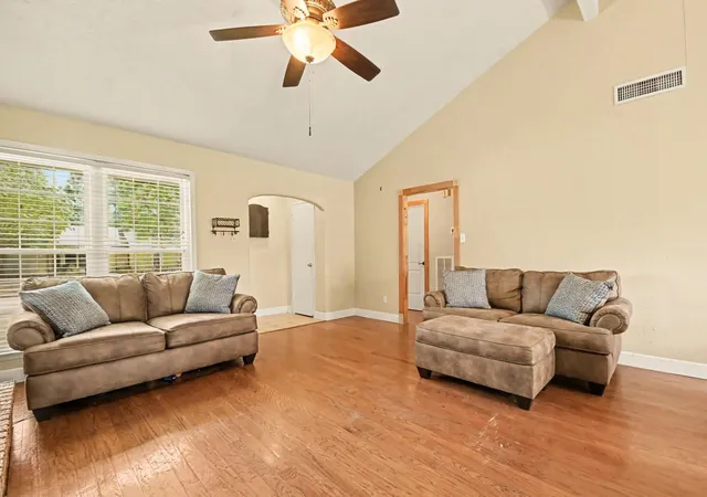 4th image of 1010 E Belgravia Dr, Pearland, TX 77584 | MLS# 69699050