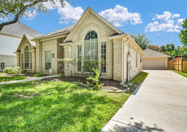 Photo 3 of Sale Pending at 2131 Shaly Breeze Ln, League City, TX 77573 | MLS# 88300174 | Listing updated on 2026-09-11