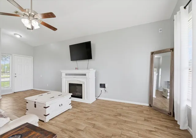 4th image of 10707 Mocker Nut St, Mont Belvieu, TX 77523 | MLS# 10961334