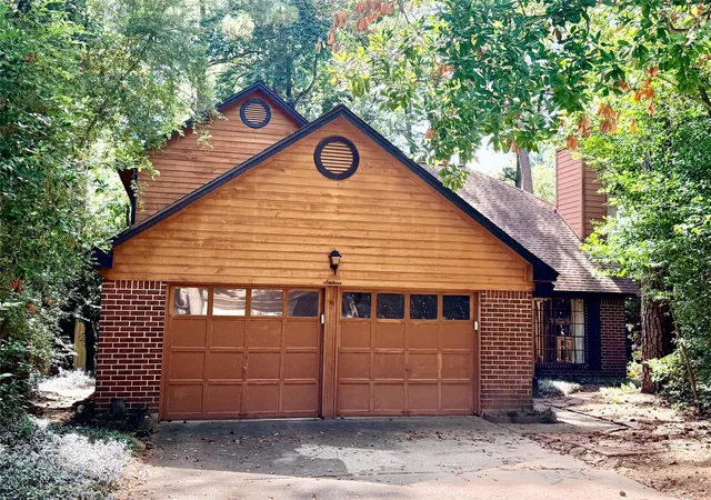 Photo 2 of Sale Pending at 16 S Summer Star Ct, Spring, TX 77380 | MLS# 13732877 | Listing updated on 2026-09-14