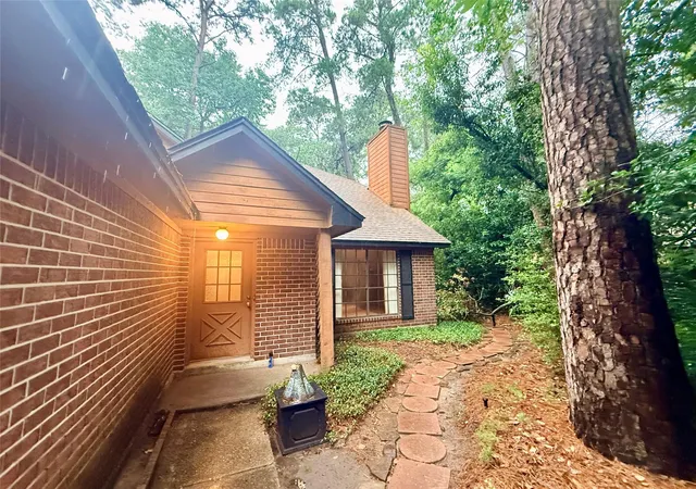 Photo 3 of Sale Pending at 16 S Summer Star Ct, Spring, TX 77380 | MLS# 13732877 | Listing updated on 2026-09-14