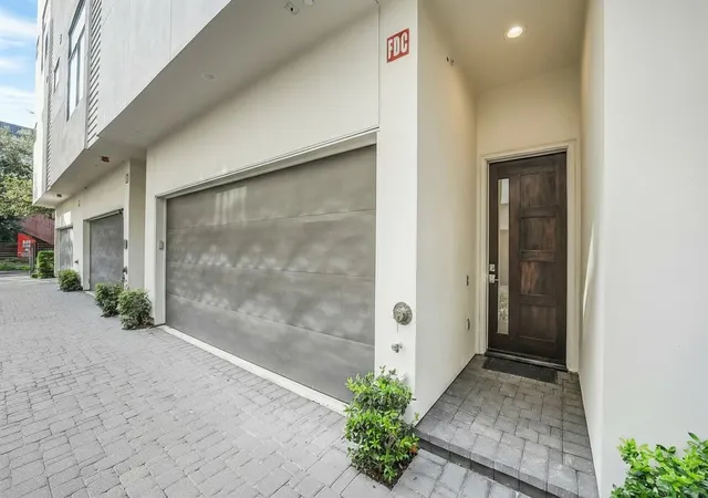 2nd image of 1004 California St #203, Houston, TX 77006 | MLS# 31148910