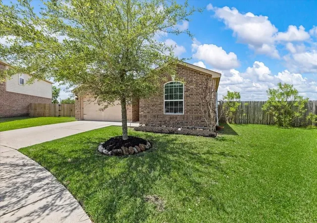 2nd image of 422 Hawks View Dr, La Marque, TX 77568 | MLS# 5330321
