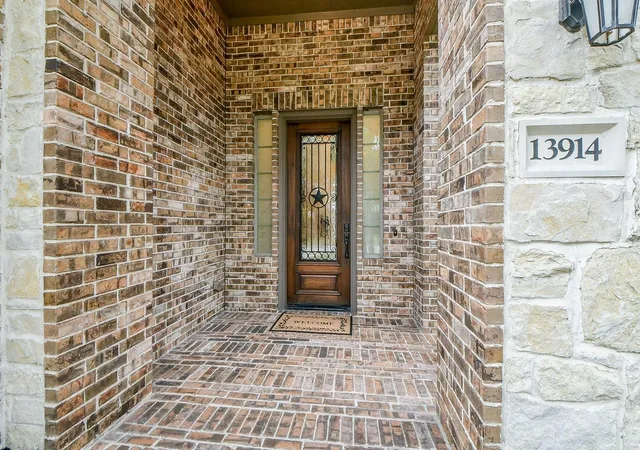 Photo 3 of Sale Pending at 13914 Palmer Glen Ln W, Houston, TX 77044 | MLS# 74112921 | Listing updated on 2026-10-04
