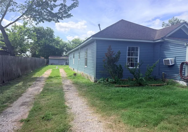 Photo 2 of Sale Pending at 7418 Evans St, Houston, TX 77061 | MLS# 75060784 | Listing updated on 2026-08-31