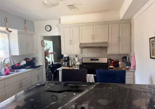 Photo 3 of Sale Pending at 7418 Evans St, Houston, TX 77061 | MLS# 75060784 | Listing updated on 2026-08-31