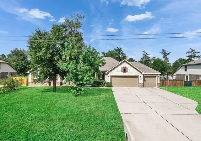 Photo 3 of Sale Pending at 6264 Rolling Hills Rd, Conroe, TX 77303 | MLS# 81912335 | Listing updated on 2026-09-20