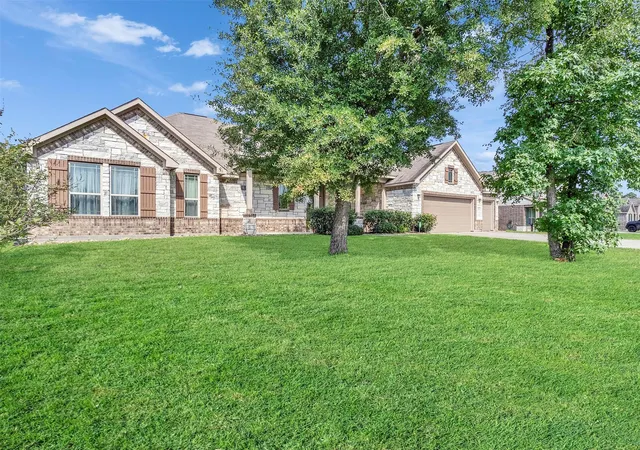 Photo 3 of Sale Pending at 6264 Rolling Hills Rd, Conroe, TX 77303 | MLS# 81912335 | Listing updated on 2026-09-20