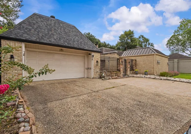 2nd image of 320 Summerwood St, Beaumont, TX 77706 | MLS# 32844339