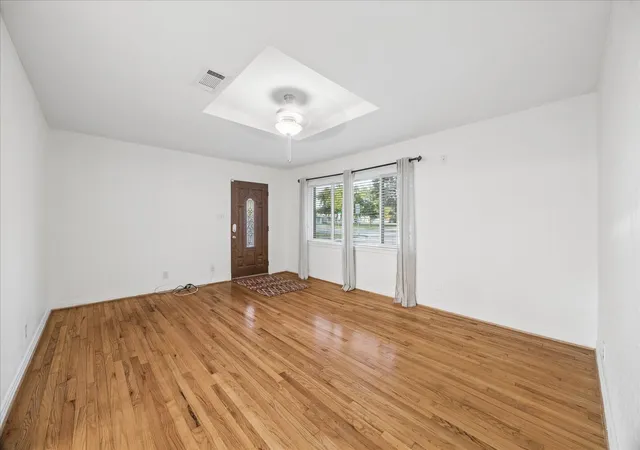 Photo 3 of Single family home for sale at 2017 Shadowdale Dr, Houston, TX 77043 | MLS# 31723052 | Listing updated on 2026-08-30