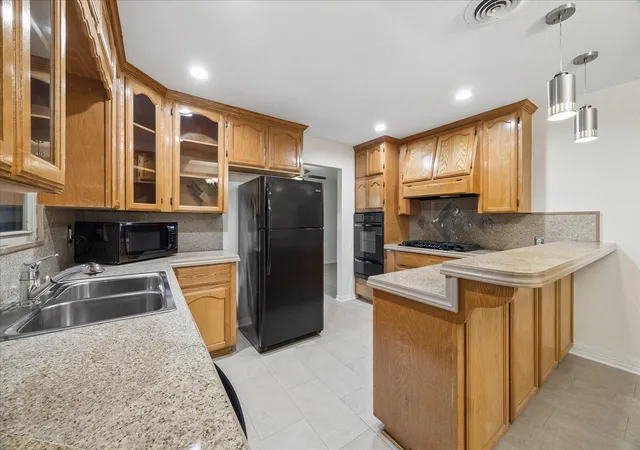 Photo 3 of Single family home for sale at 2017 Shadowdale Dr, Houston, TX 77043 | MLS# 31723052 | Listing updated on 2026-10-07
