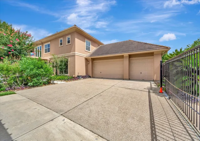 2nd image of 604 Harborside Wy, Kemah, TX 77565 | MLS# 81499649