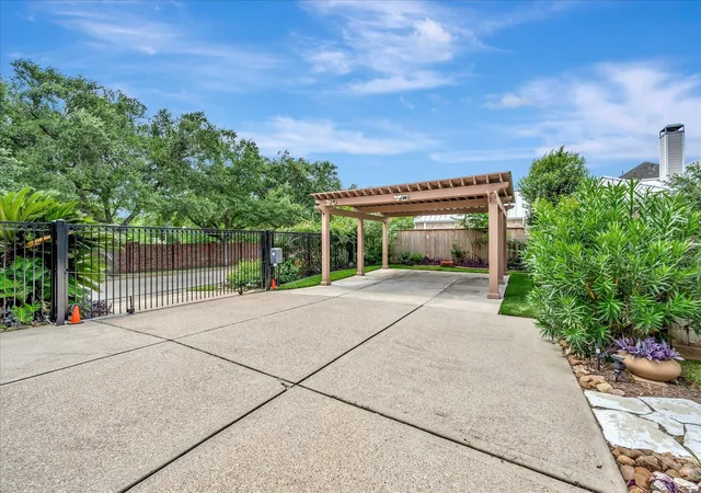 3rd image of 604 Harborside Wy, Kemah, TX 77565 | MLS# 81499649