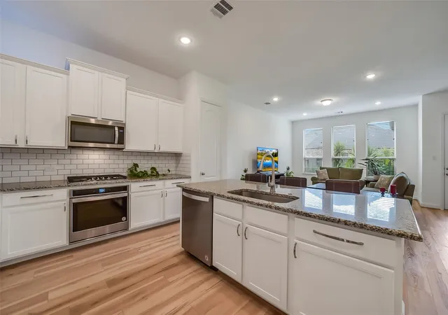 Photo 3 of Single family home for sale at 17076 Easter Lily Dr, Conroe, TX 77385 | MLS# 65046411 | Listing updated on 2026-08-12