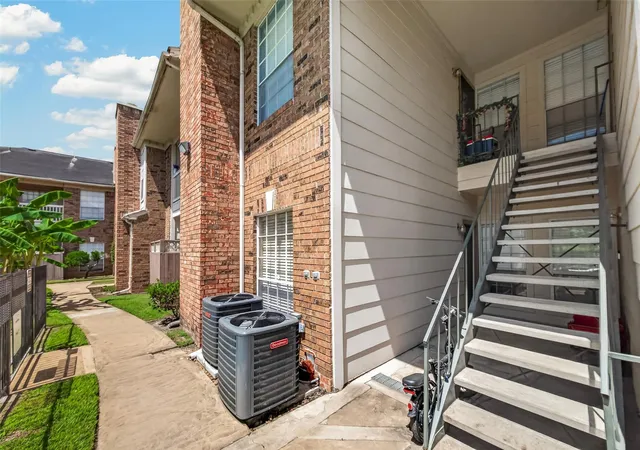 4th image of 2626 Holly Hall St #1211, Houston, TX 77054 | MLS# 48091176