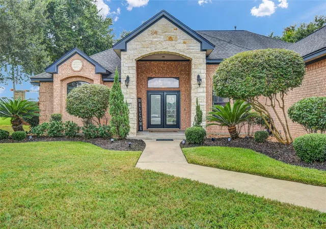 2nd image of 101 Deerwood Dr, Lake Jackson, TX 77566 | MLS# 58043516