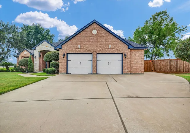 3rd image of 101 Deerwood Dr, Lake Jackson, TX 77566 | MLS# 58043516