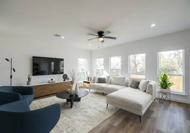3rd image of 1415 E 35Th St, Houston, TX 77022 | MLS# 33300422