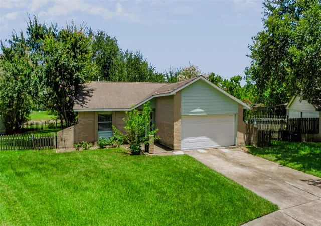Photo 3 of Sale Pending at 2508 Knoxville Dr, League City, TX 77573 | MLS# 83579885 | Listing updated on 2026-09-16