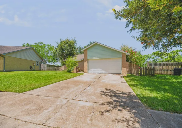 Photo 3 of Sale Pending at 2508 Knoxville Dr, League City, TX 77573 | MLS# 83579885 | Listing updated on 2026-09-16