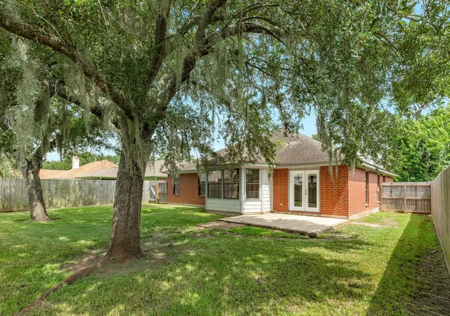 19th image of 105 Washington Ave, Clute, TX 77531 | MLS# 10990552