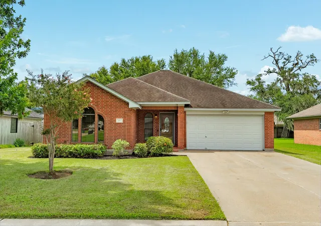 1st image of 105 Washington Ave, Clute, TX 77531 | MLS# 10990552