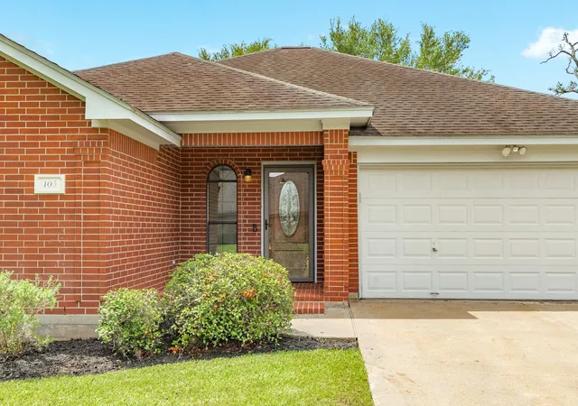 2nd image of 105 Washington Ave, Clute, TX 77531 | MLS# 10990552