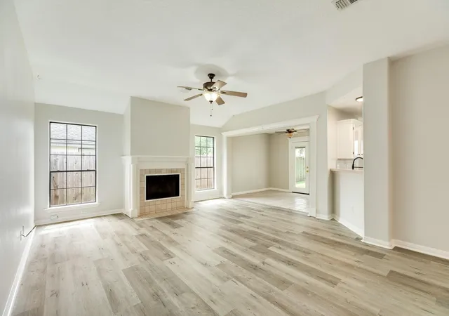 4th image of 105 Washington Ave, Clute, TX 77531 | MLS# 10990552
