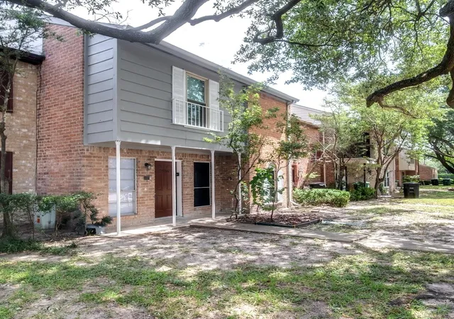 Photo 2 of Townhouse for sale at 7916 Grow Ln, Houston, TX 77040 | MLS# 58817827 | Listing updated on 2026-09-01
