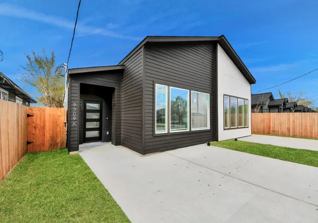 Photo 3 of Multi family home for sale at 9309 Caddo St, Houston, TX 77078 | MLS# 94958720 | Listing updated on 2026-08-27