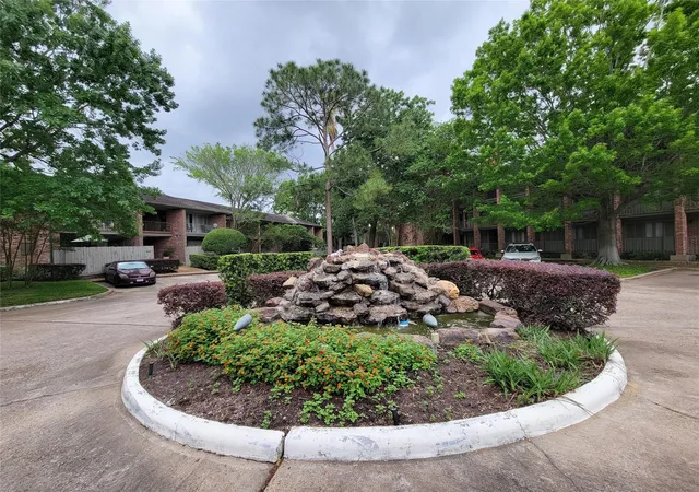 2nd image of 6443 Bayou Glen Rd, Houston, TX 77057 | MLS# 2480195