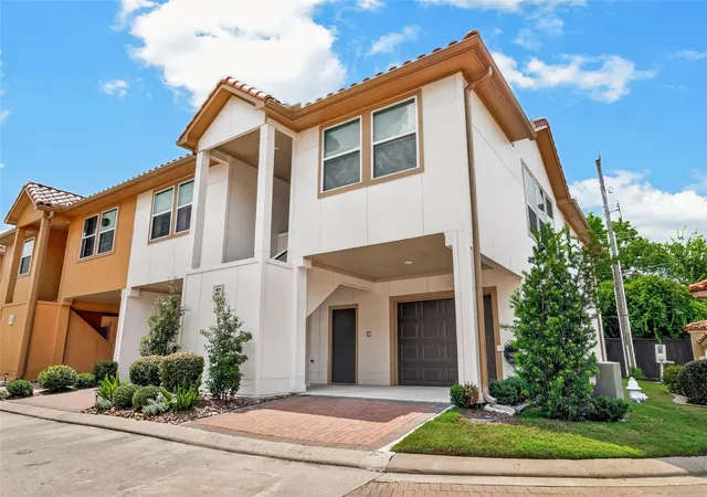 2nd image of 27 W Oaks Dr, Houston, TX 77058 | MLS# 87602626
