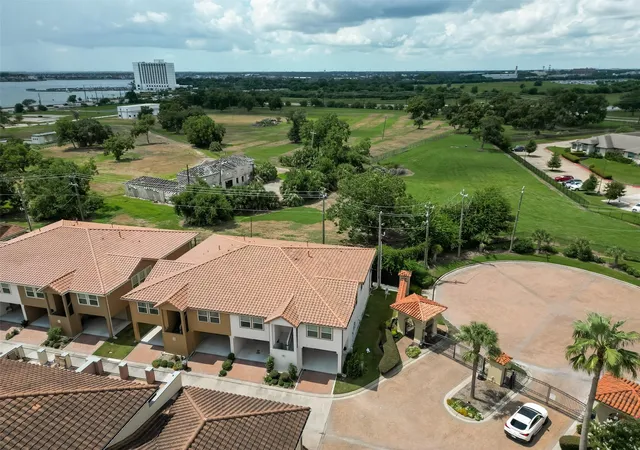 4th image of 27 W Oaks Dr, Houston, TX 77058 | MLS# 87602626