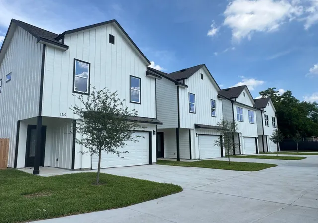Photo 3 of Single family home for sale at 1306 Duff Ln, Houston, TX 77022 | MLS# 75341202 | Listing updated on 2026-09-16