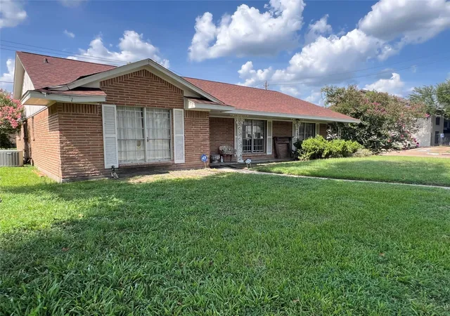 Photo 1 of Sale Pending at 2203 Droxford Dr, Houston, TX 77008 | MLS# 6032475 | Listing updated on 2026-09-17