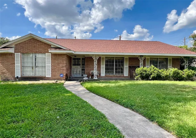 Photo 2 of Sale Pending at 2203 Droxford Dr, Houston, TX 77008 | MLS# 6032475 | Listing updated on 2026-09-17