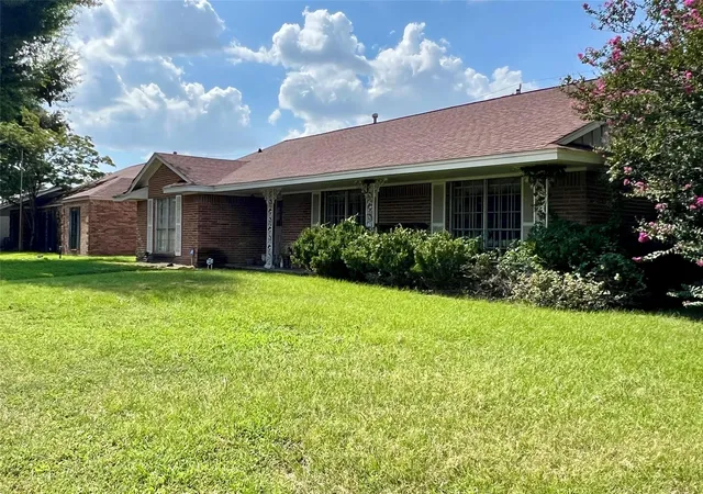 Photo 3 of Sale Pending at 2203 Droxford Dr, Houston, TX 77008 | MLS# 6032475 | Listing updated on 2026-09-17