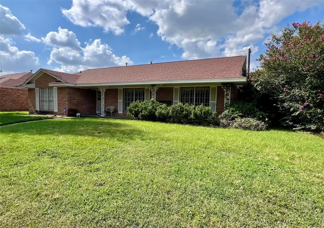 Photo 3 of Sale Pending at 2203 Droxford Dr, Houston, TX 77008 | MLS# 6032475 | Listing updated on 2026-09-17