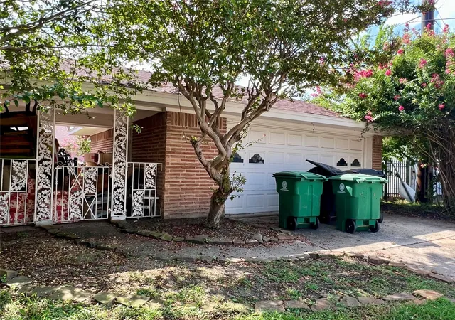 Photo 4 of Sale Pending at 2203 Droxford Dr, Houston, TX 77008 | MLS# 6032475 | Listing updated on 2026-09-17