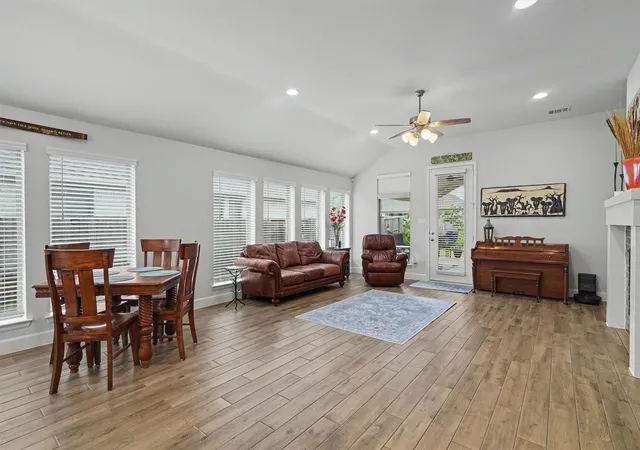 4th image of 5815 Pink Coral Ln, Manvel, TX 77578 | MLS# 15100987
