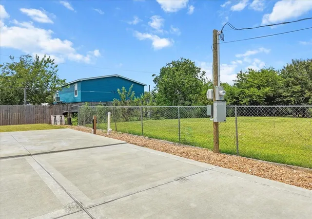4th image of 1040 Star Dr, Dickinson, TX 77539 | MLS# 5900892