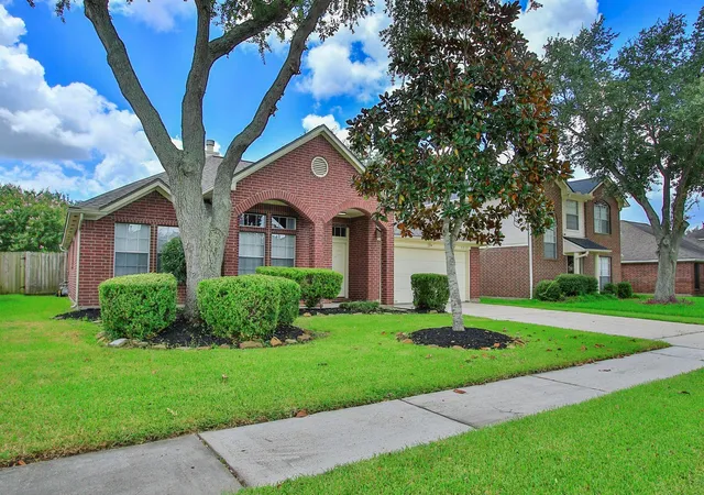 3rd image of 5013 Parkcrest Dr, La Porte, TX 77571 | MLS# 74463751