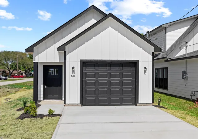Photo 3 of Single family home for sale at 201 S 2nd Street, Beasley, TX 77417 | MLS# 66015391 | Listing updated on 2026-09-03