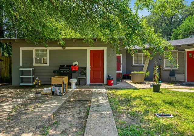 Listing Photo 3 - Condo for sale in building located at 1415 20 1/2nd St, Huntsville, TX 77340