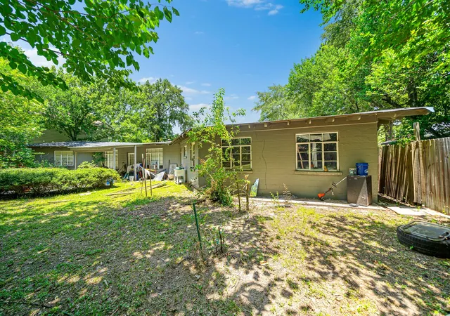 Listing Photo 5 - Condo for sale in building located at 1415 20 1/2nd St, Huntsville, TX 77340