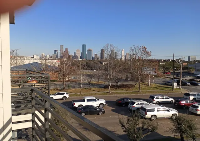 Listing Photo 4 - Condo for sale in building located at 1011 Studemont St, Houston, TX 77007 - Unit #204